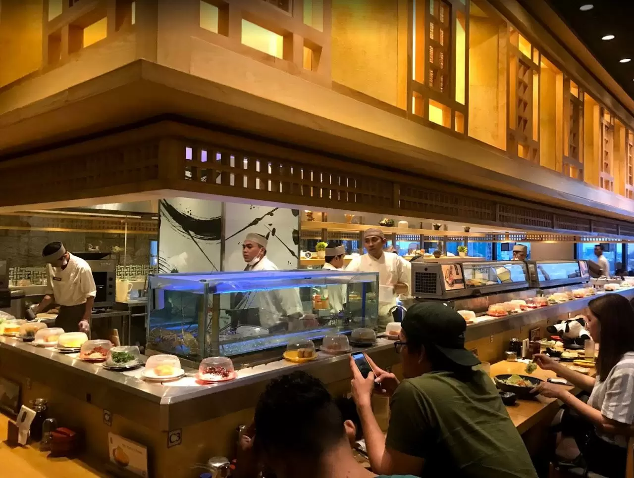 Suasana ruang makan Sushi Tei Semarang